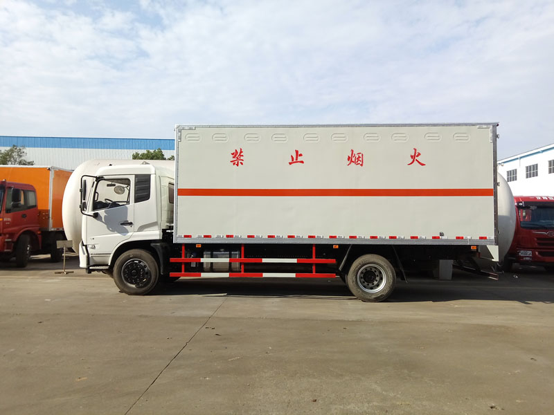 天錦6.6米(9.9噸)液體廂式車(chē)