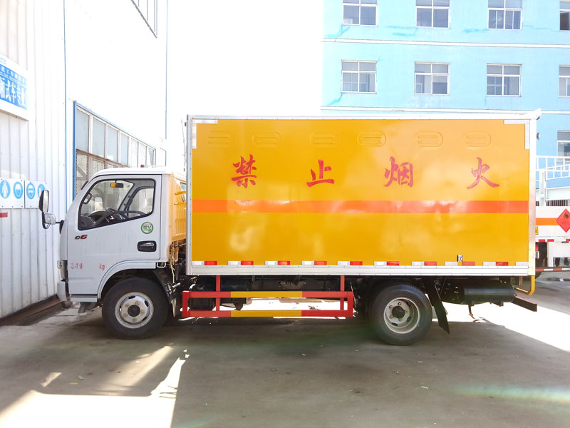 多利卡4.1米(3.4噸)液體廂式車(chē)
