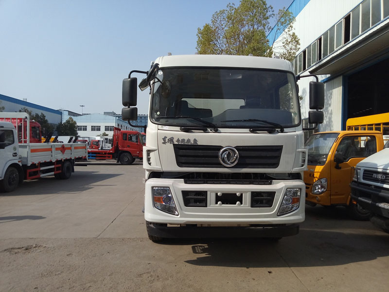 東風(fēng)6.1米(9噸)液體廂式車(chē)